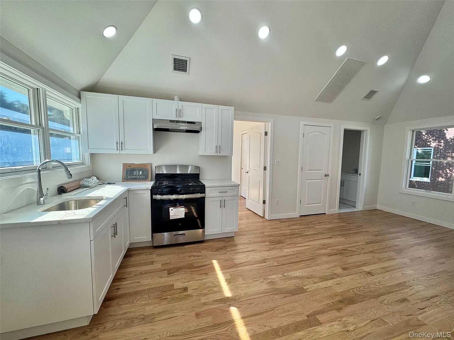 3 bed, 1.0 bath, 732 sqft, $5,300 — Photo 3