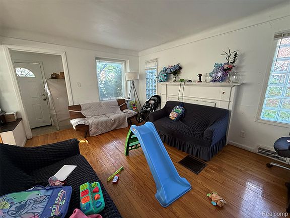 2nd image of 11300 Rossiter St