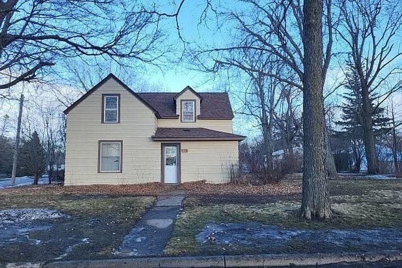 1st image of 611 S 10th St