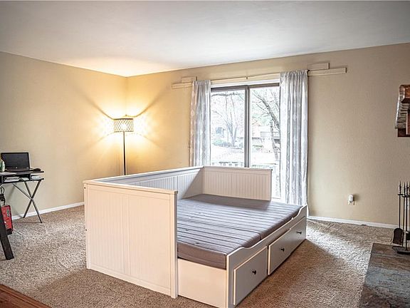 4th image of 5 Tiffany Ln
