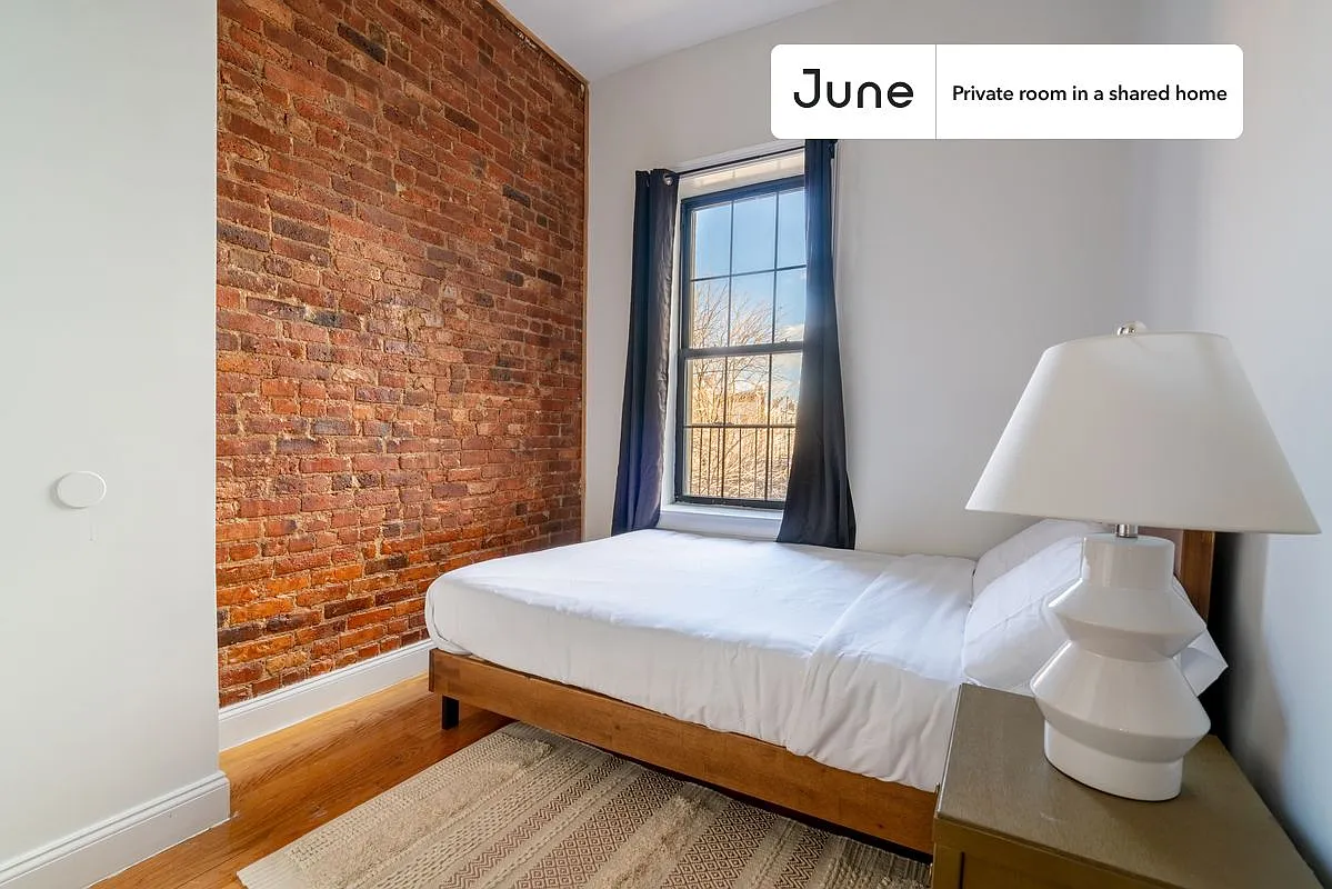 Queen bedroom in 3 bed/2 bath home in Bushwick #892 C — Photo 3