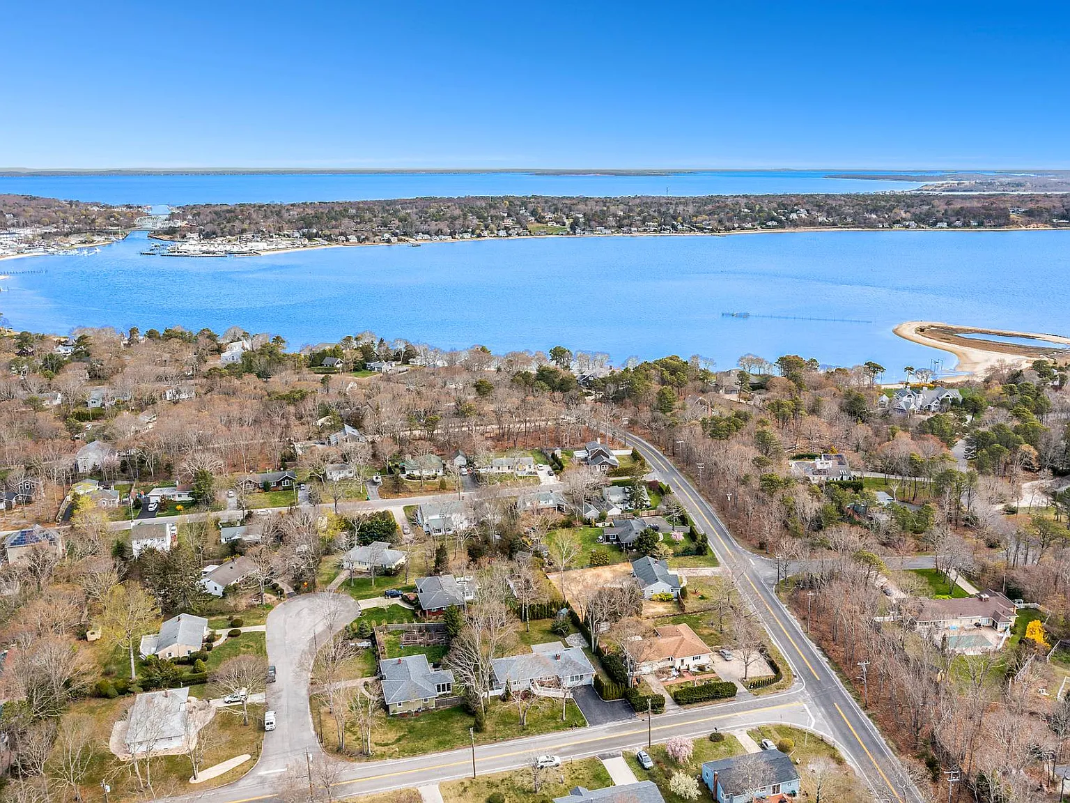 Hampton Bays, 3 bd 3.5 bth w Pool Near Ocean 6k month Year Round — Photo 3