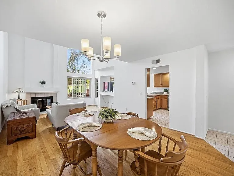 2370 Greenbriar Dr #C — Photo 3