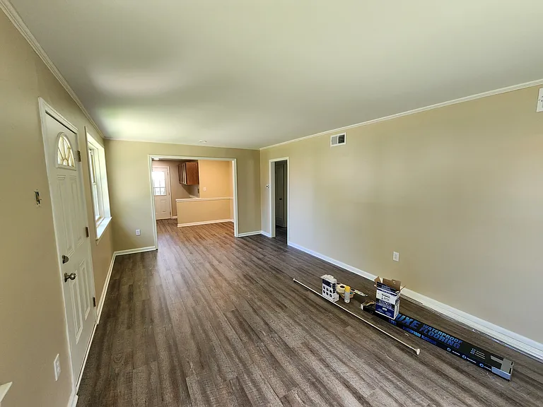 4085 Seneca Ave — Photo 5
