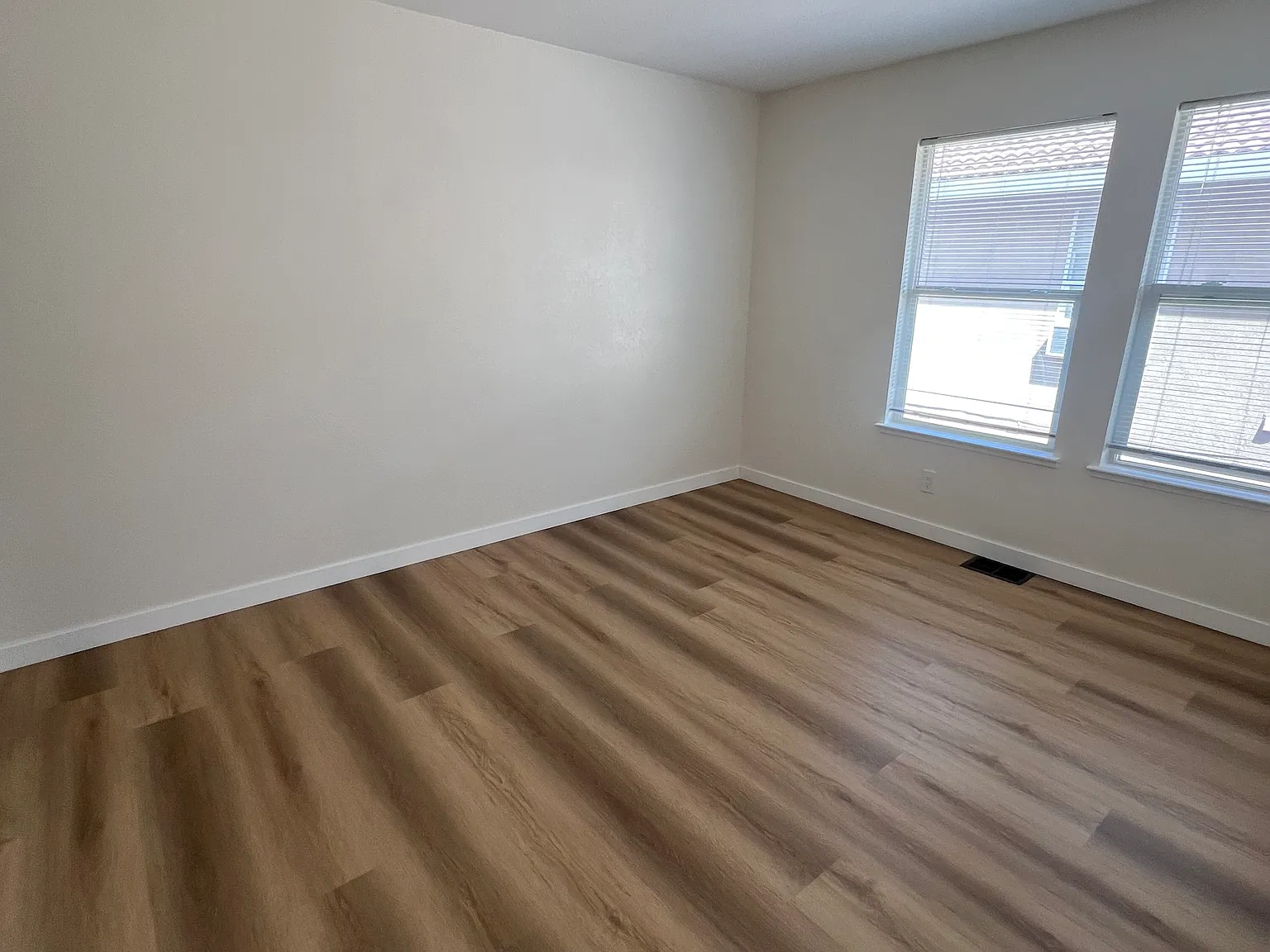 7 bed, 3635 sqft, $3,700 — Photo 4