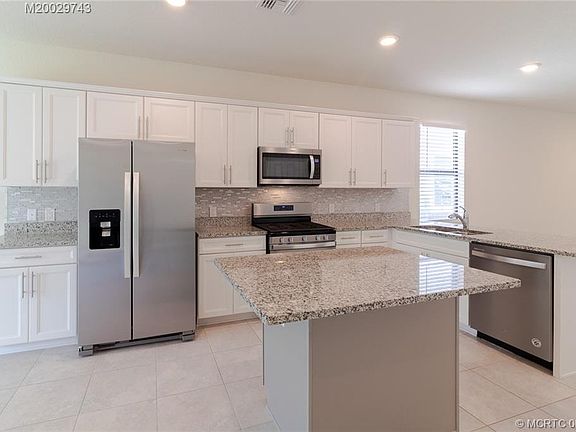 4th image of 815 SE Villandry Way