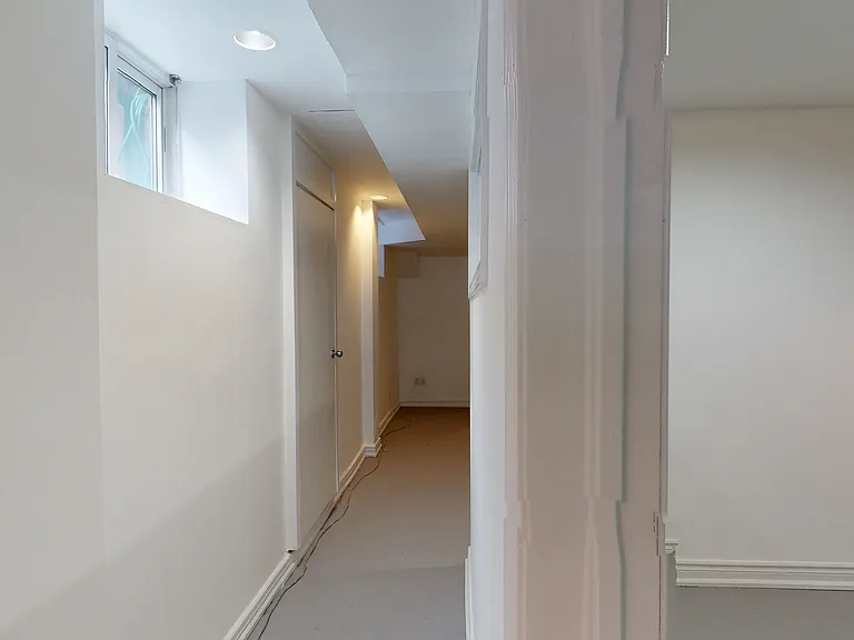 21 Rusholme Park Cres #BASEMENT — Photo 11