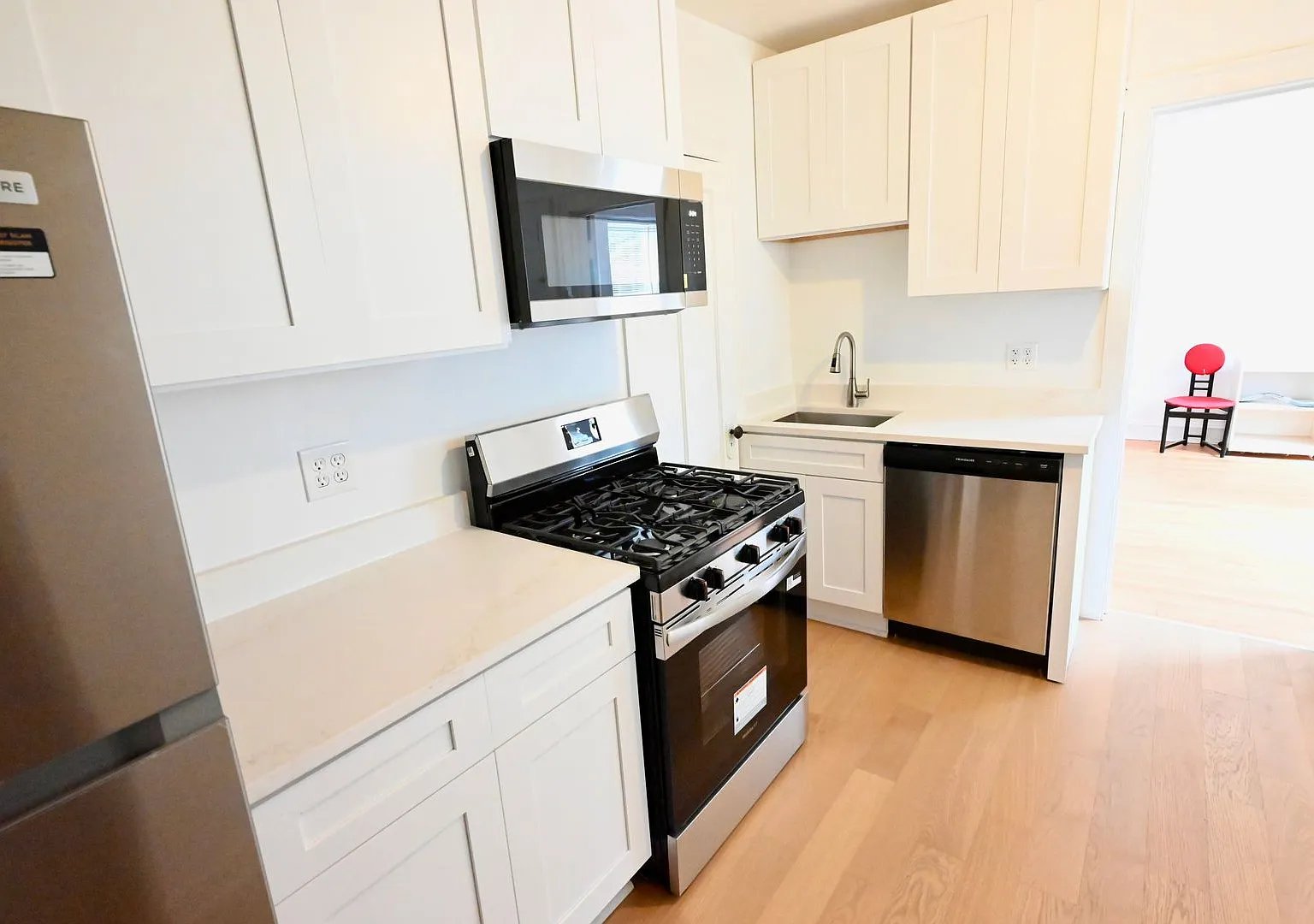 2421 West Ardmore Avenue — Photo 2