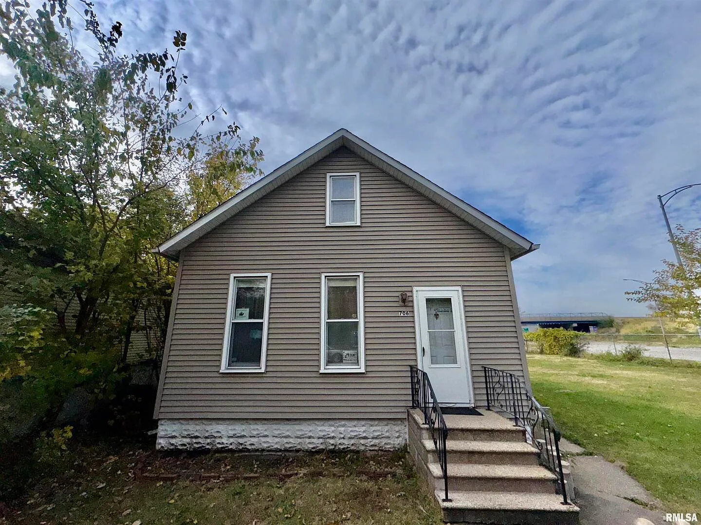 706 4th St photo 1