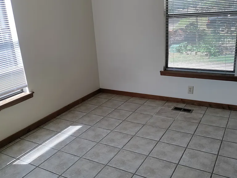 254 N Thompson Ave — Photo 7