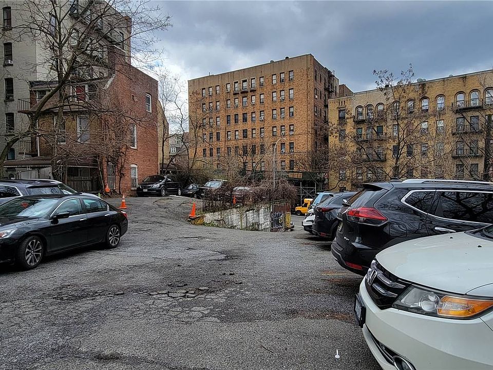 2nd image of 207 W Burnside Ave