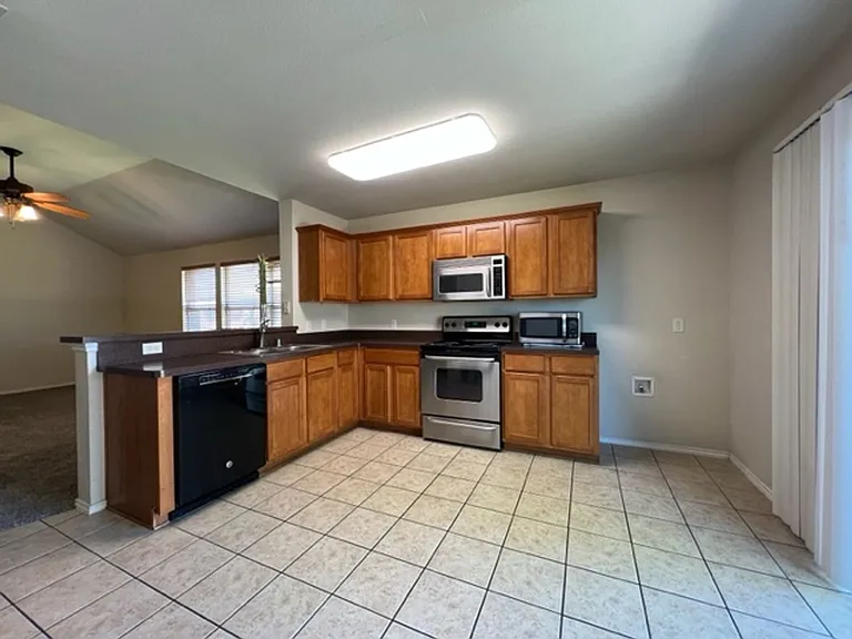 712 Linden Ave — Photo 4