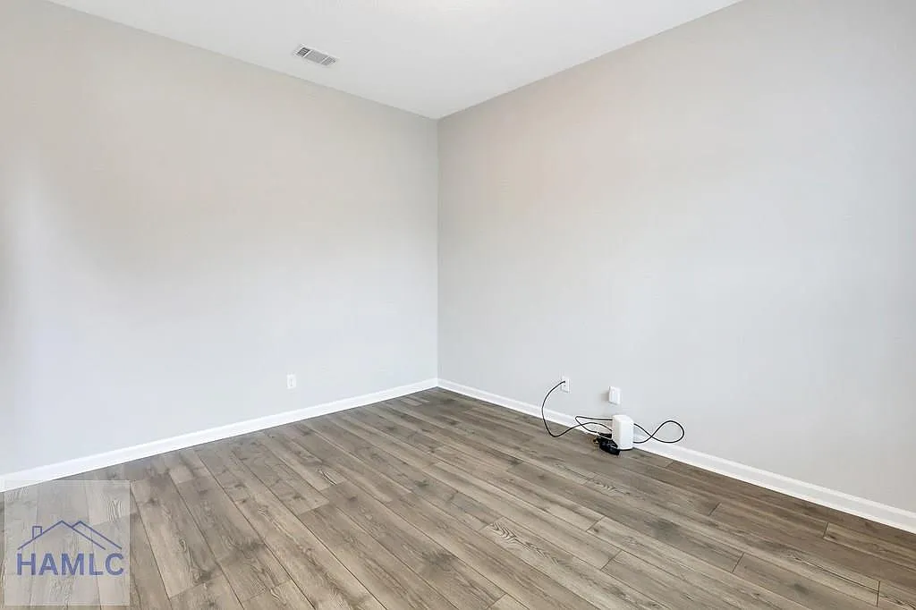 4 bed, 2.5 bath, 2740 sqft, $2,350 — Photo 4
