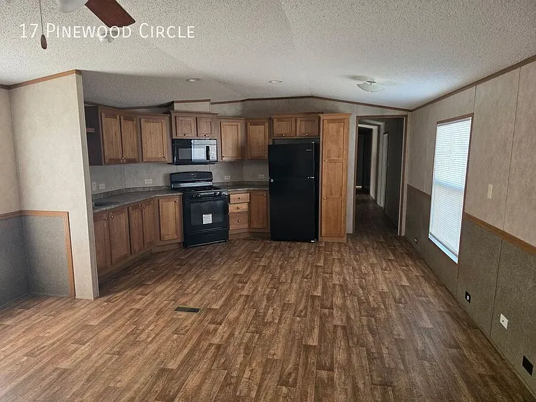 17 Pinewood Cir — Photo 2