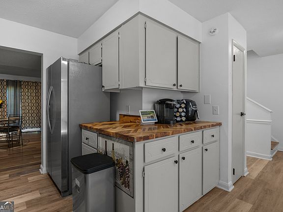3rd image of 912 Pineland Ave APT 4
