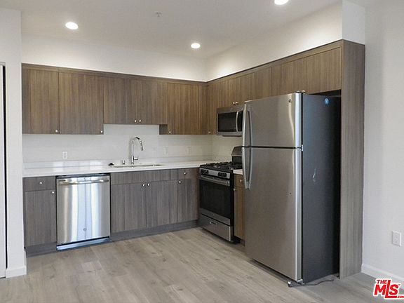 2nd image of 1019 S Catalina St #212