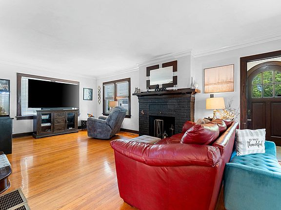 3rd image of 889 Dousman St