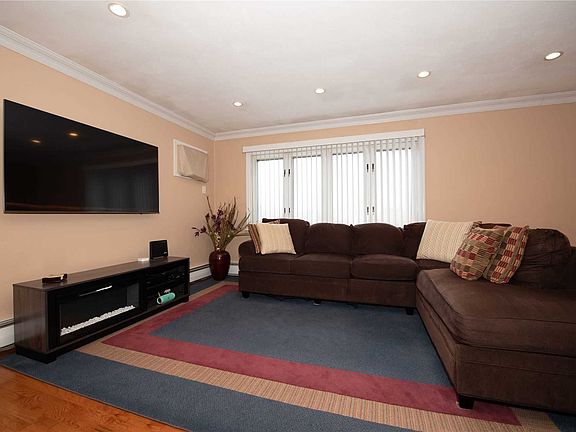 5th image of 105 W Lake Dr