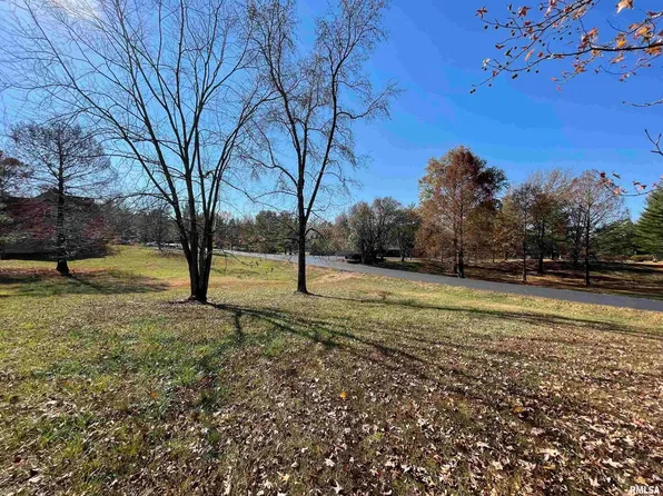 8 Lake Indian Hills Dr, Carbondale, IL 62902