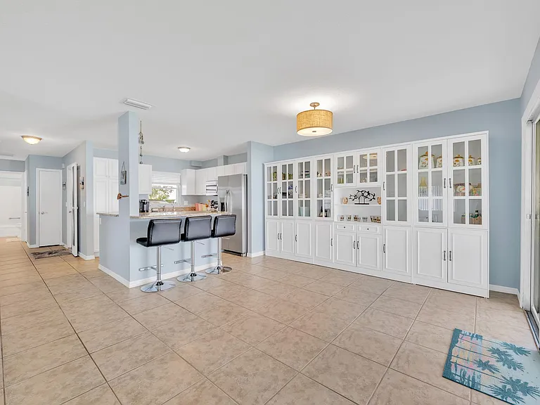 2401 Riverbluff Pkwy #V-240 — Photo 6