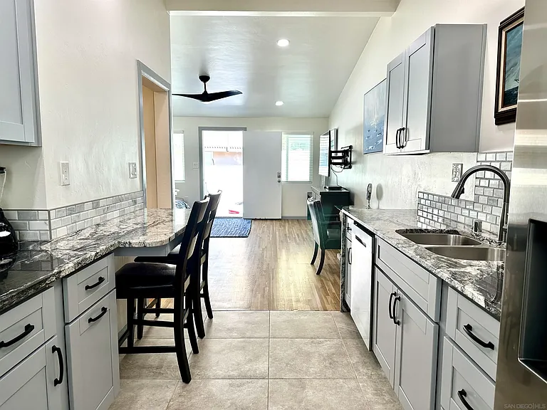 7672 La Jolla Blvd — Photo 9