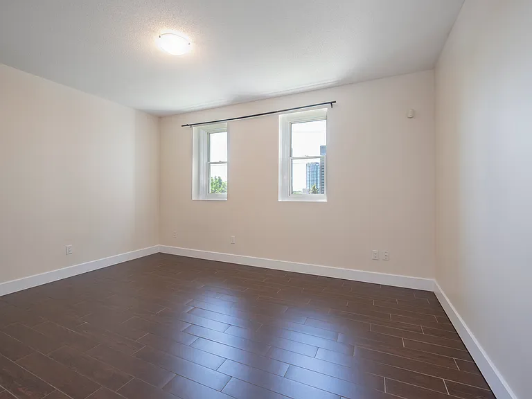 385 Bell St S — Photo 13