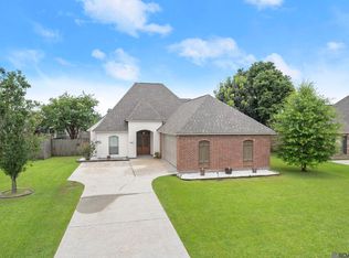 9050 Willow Point Dr, Denham Springs, LA 70726