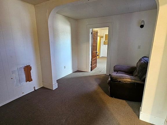 5th image of 481 Main St