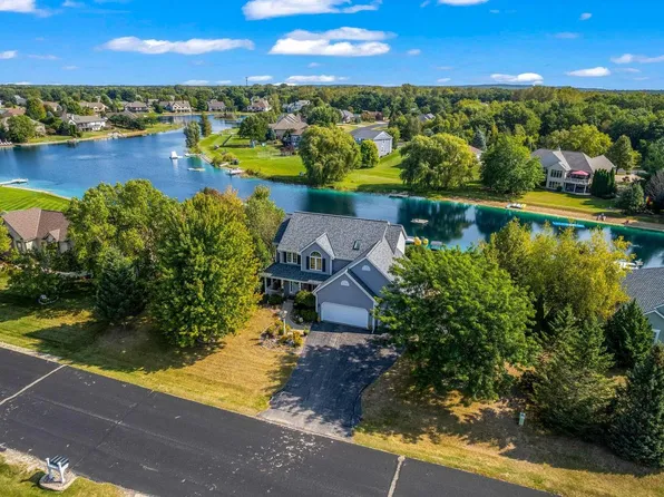 550 West Red Pine CIRCLE, Dousman, WI 53118