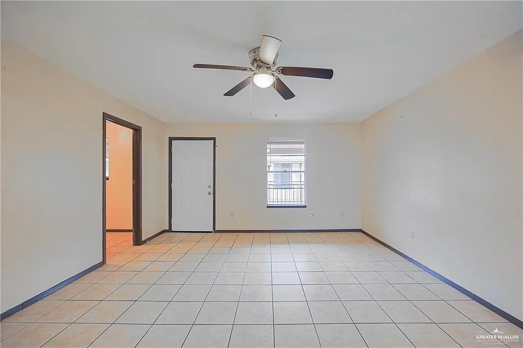 3 bed, 1.5 bath, 931 sqft, $950 — Photo 4