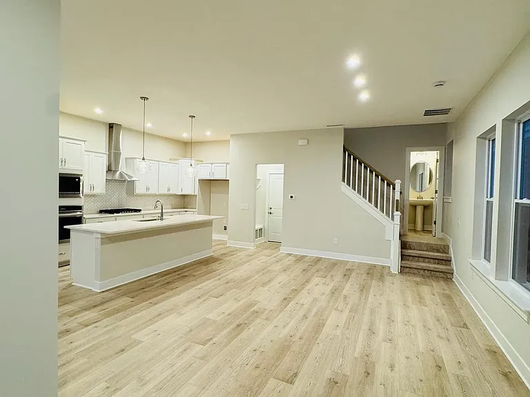 812 Templeton Dr — Photo 2
