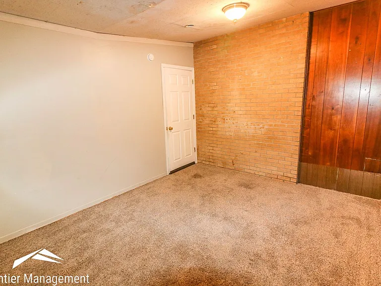 1425 Harry Rd — Photo 8