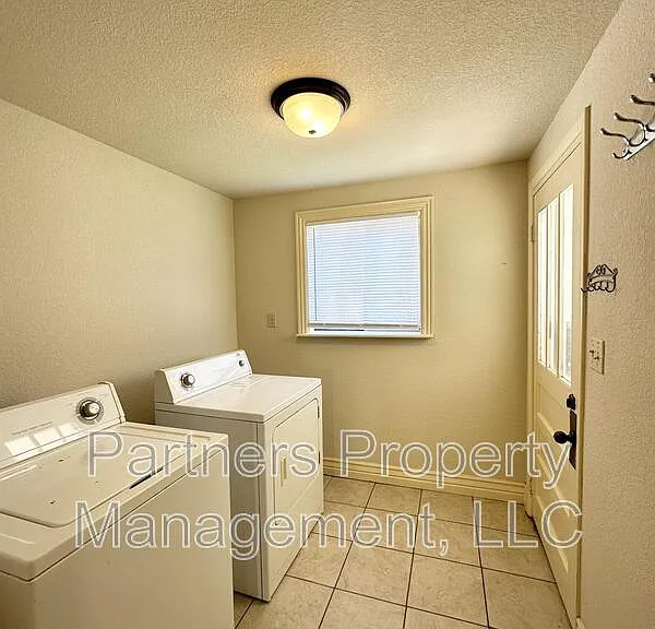 1140 W Hendrix St — Photo 11