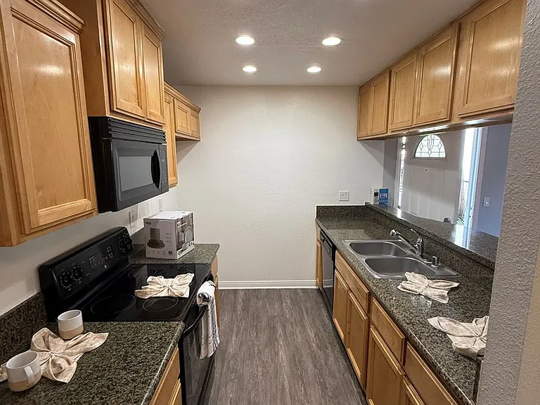 Park Plaza Apartments — Photo 96