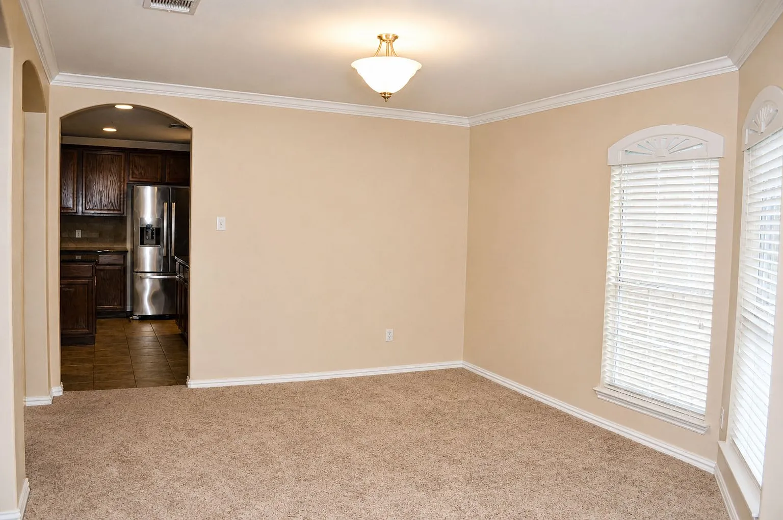 4 bed, 2215 sqft, $1,975 — Photo 4