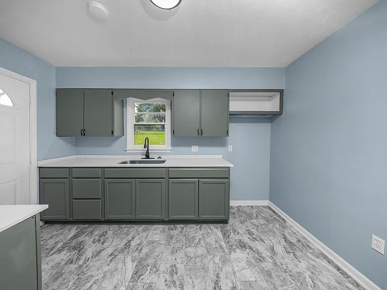 2411 NW 35th St — Photo 10