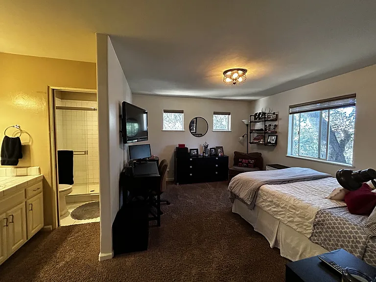Oakwood Cir — Photo 18