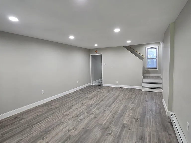 142 E Walnut St — Photo 2