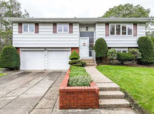 4 Kathleen Ln, Deer Park, NY 11729