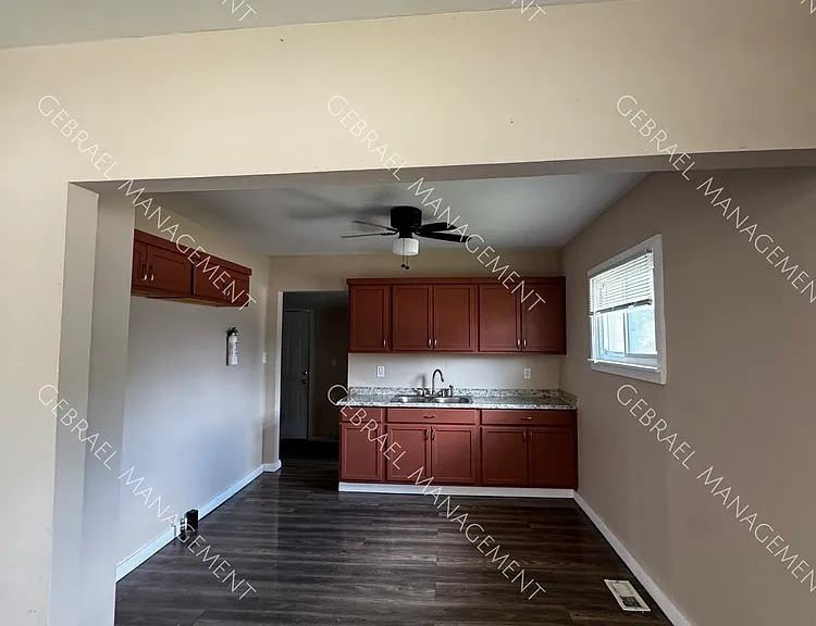 1202 Vermilya Ave — Photo 3
