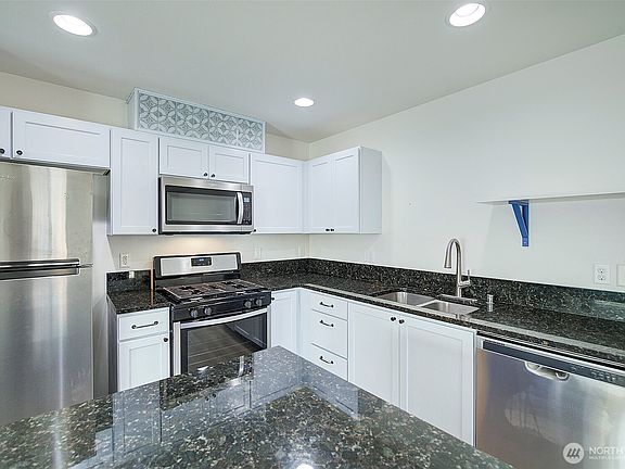 4th image of 4027 82nd Avenue NE