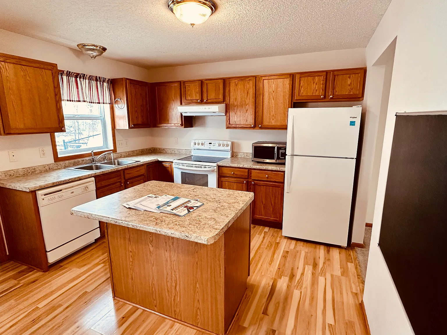 4 bed, 1800 sqft, $2,400 — Photo 3
