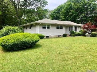 1424 E Forks Rd, Bay Shore, NY 11706
