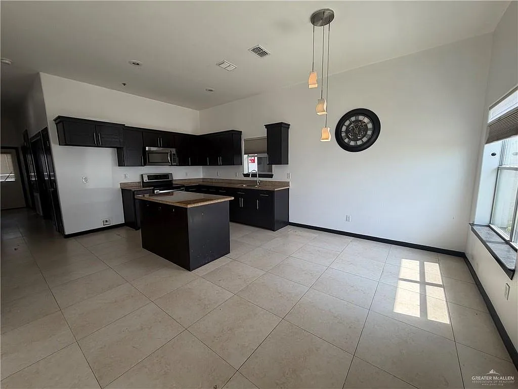 3 bed, 2.0 bath, 1333 sqft, $1,500 — Photo 2