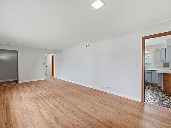 4th image of 834 S Wolf Rd