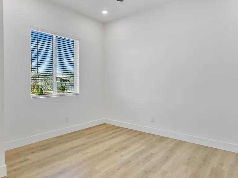 1580 W Garfield St — Photo 14