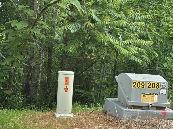 211 & 212 Suncrest Cv, La Follette, TN 37766