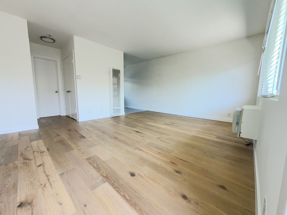 1st image of 950 Magnolia Ave APT 33
