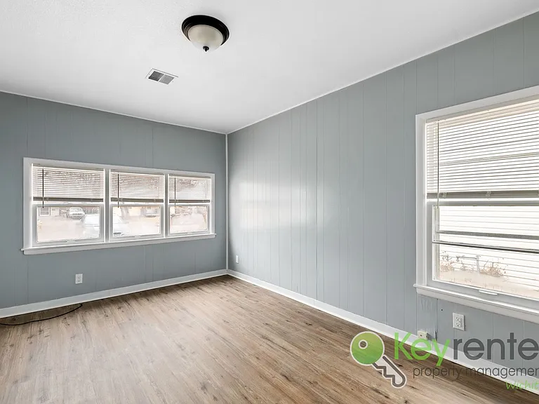 1338 N Volutsia Ave — Photo 11