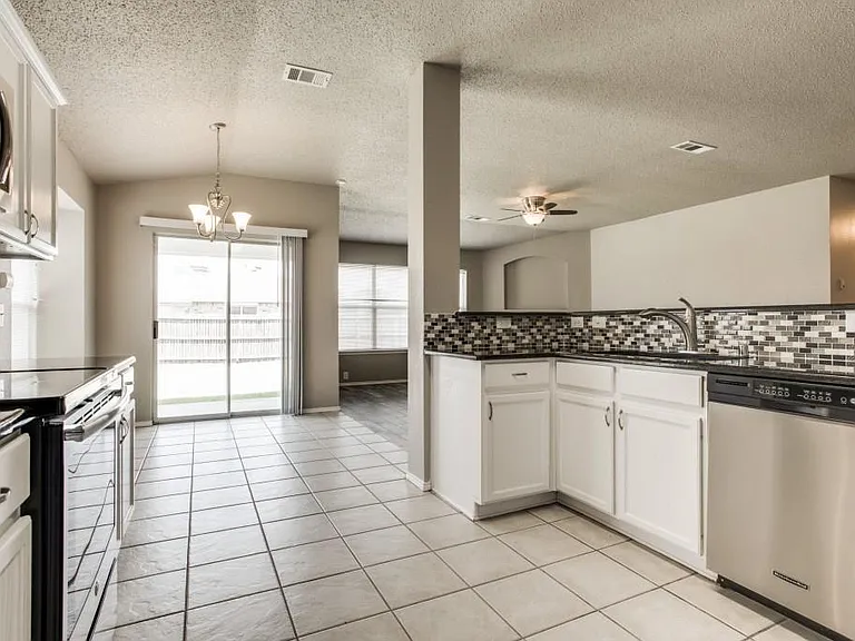 2405 Tailburton Ct — Photo 10